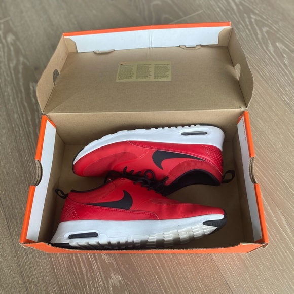 NIKE WOMEN’S AIR MAX THEA Red/Black Size 8 US - Picture 2 of 5